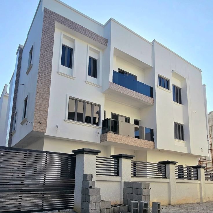 معالجة تشققات الجدران أثناء ترميم مبنى في جدة