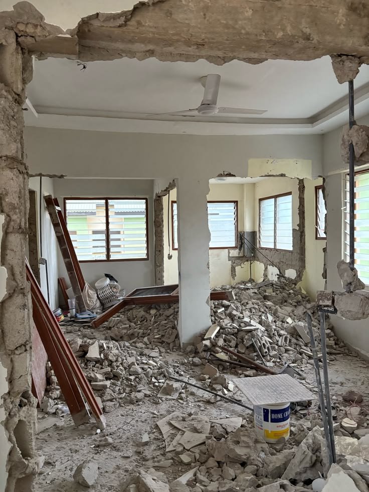 أعمال ترميم مبنى سكني في جدة
